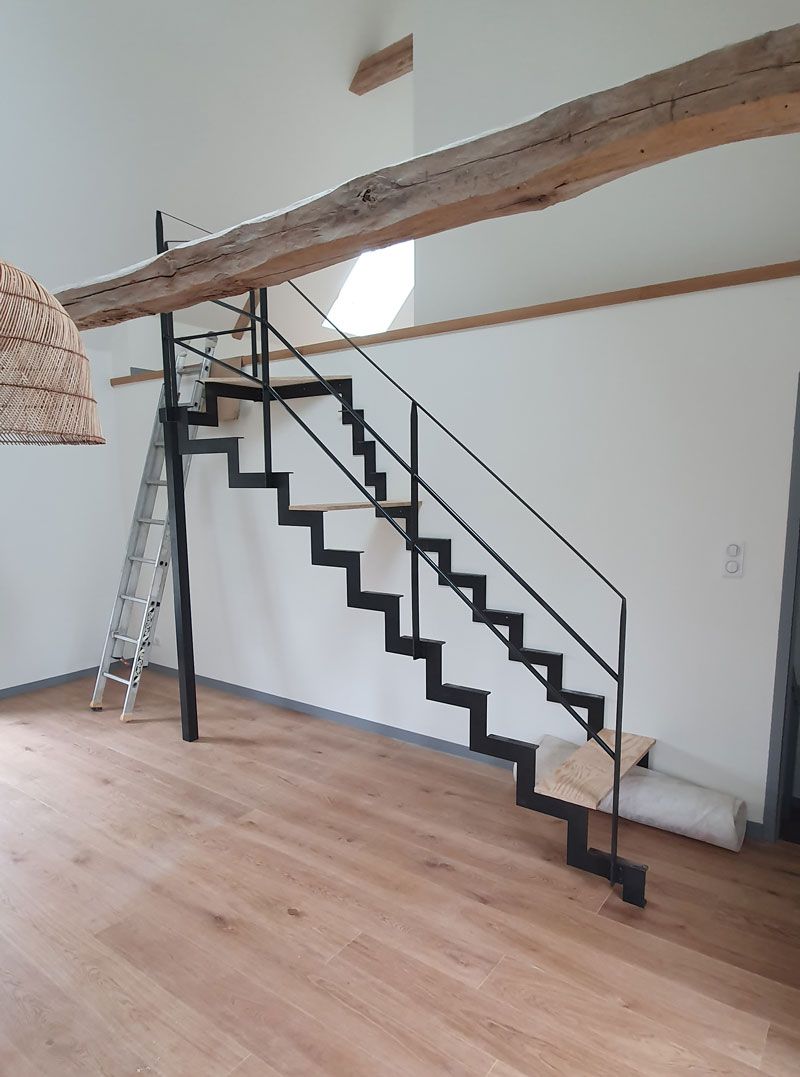 Escalier en fer et en bois en cours de fabrication