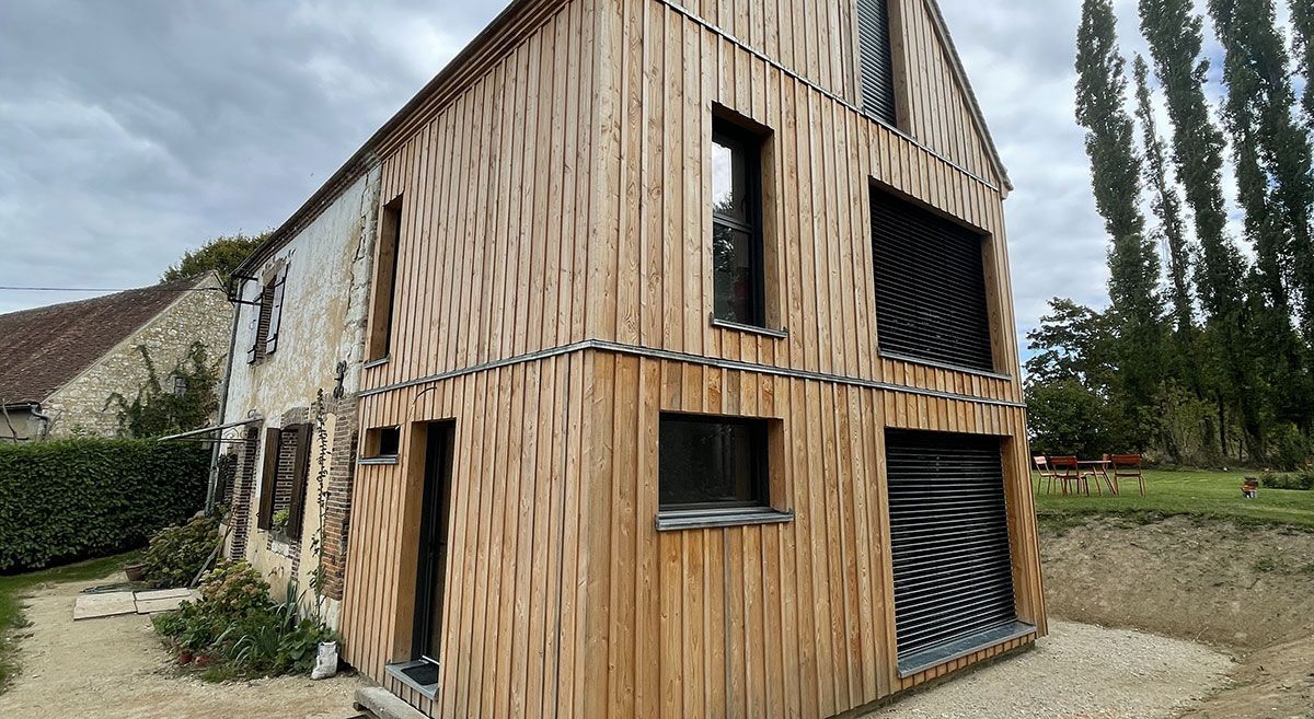 Extension en bois d'une maison ancienne en pierre