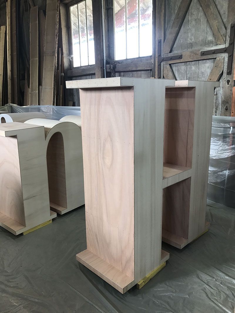 Focus sur une lettre H en bois