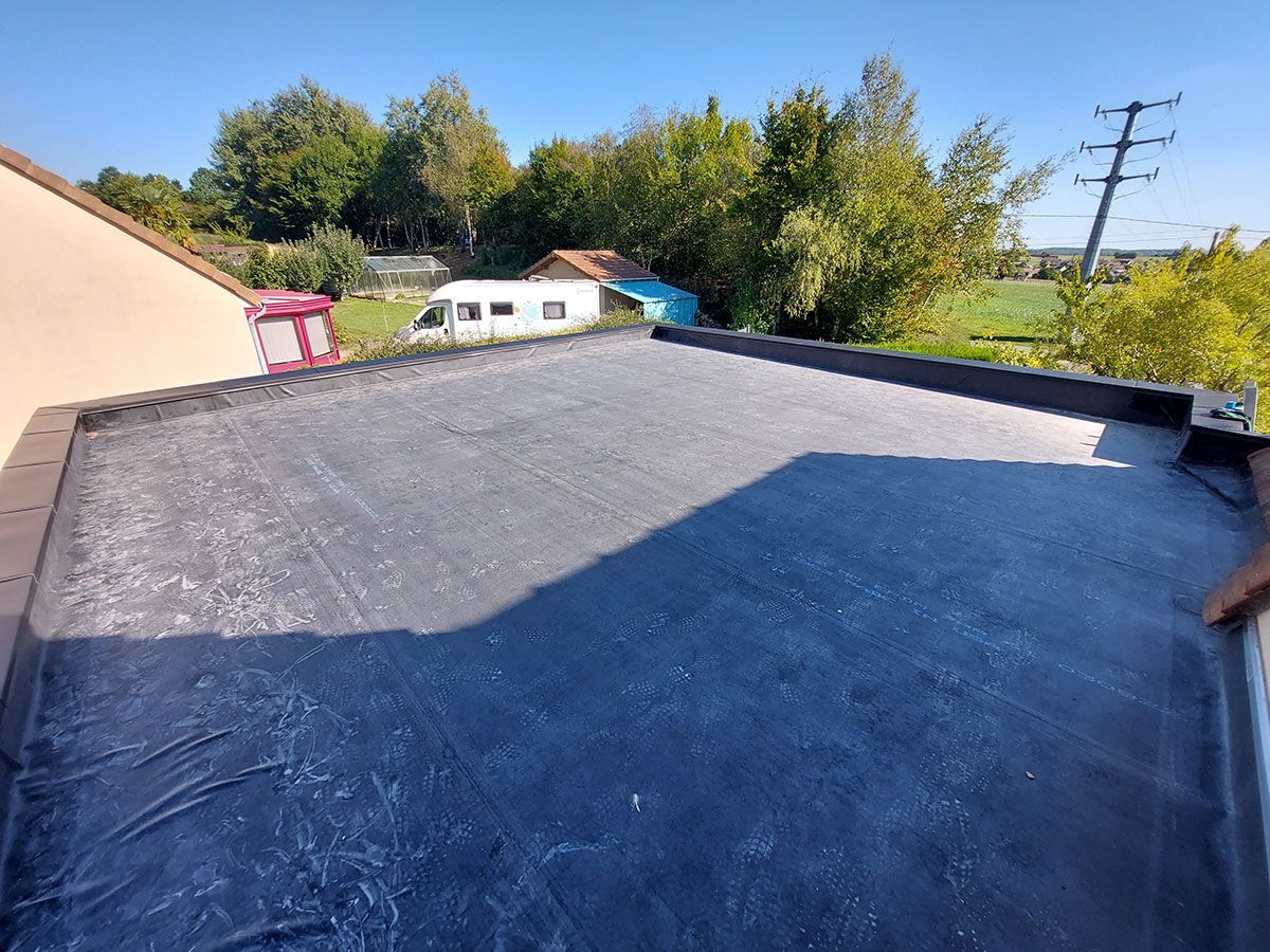 Focus sur une toile d'étanchéité de la toiture