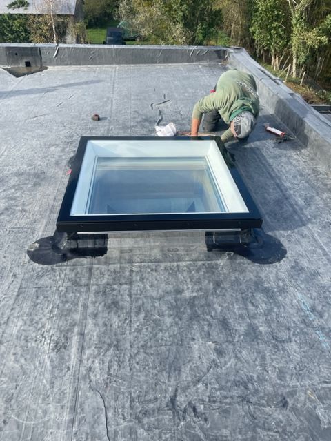 Pose d'un vélux sur un toit