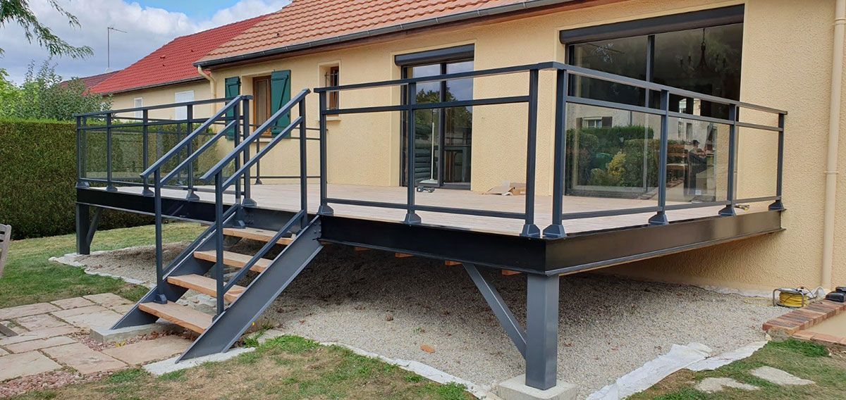 Maison avec terrasse et escalier