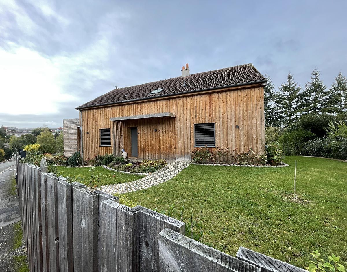Maison en bois avec un jardin