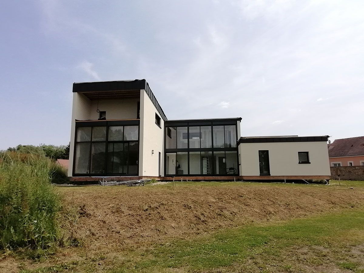 Maison moderne avec de grande baie vitrée