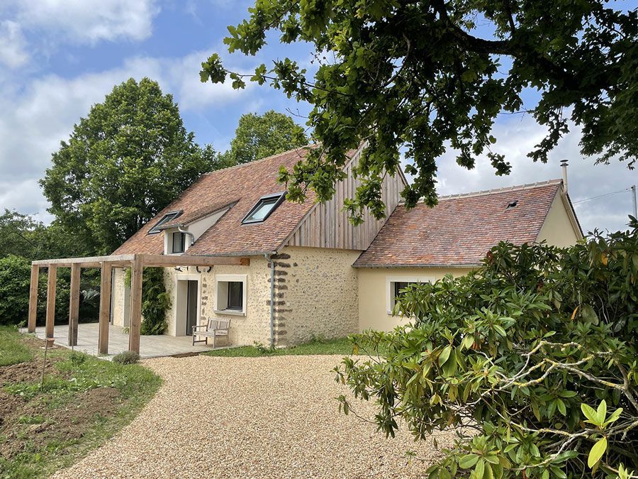 Maison avec pergolas sur une terrasse