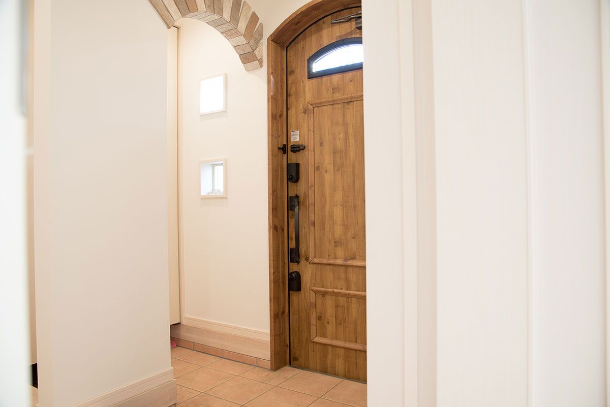 Porte d'entrée en bois vue de l'intérieur de la maison
