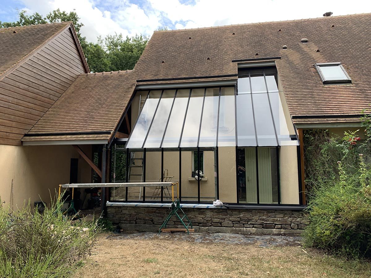 Une verrière neuve au milieu d'une maison