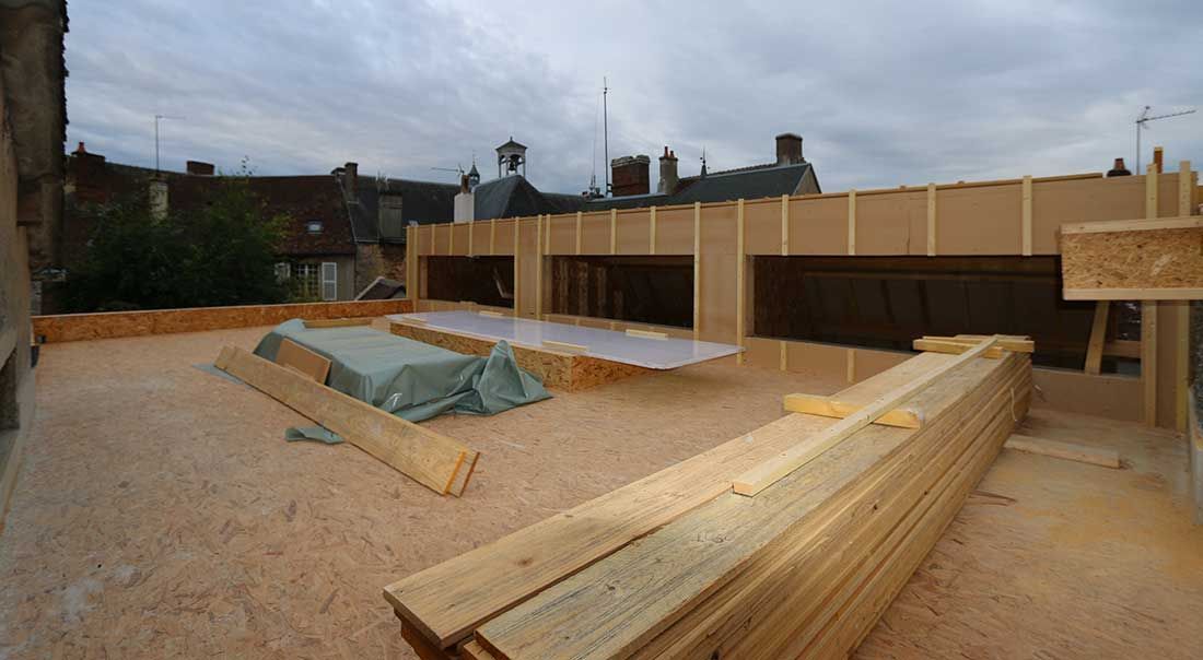 Chantier de construction avec des planches en bois