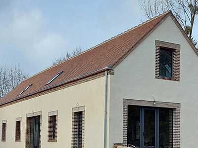 Maison avec une toiture rénovée