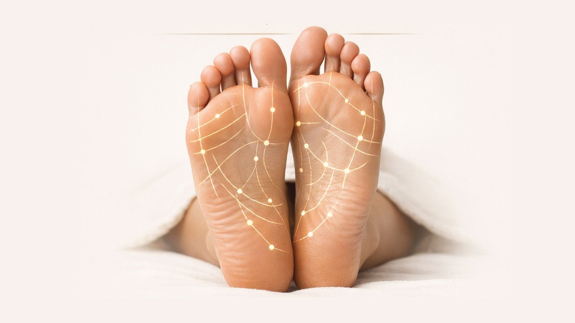 Dos personas haciendo Pilates en máquinas en un estudio, sujetando barras y tirando de resortes.