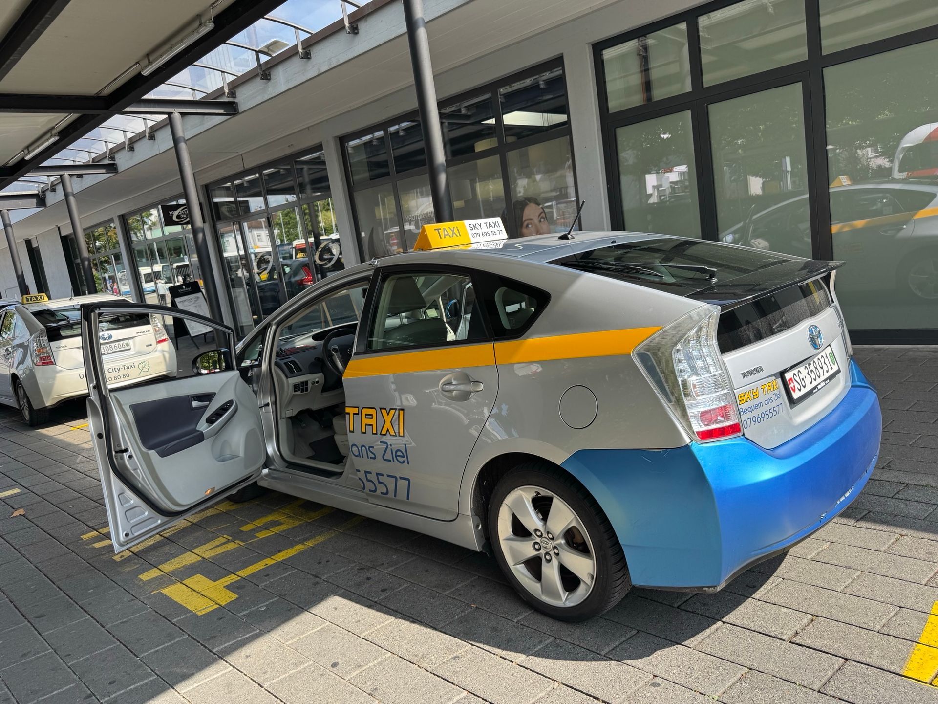 Ein weiß-blaues Auto steht auf einem Parkplatz.