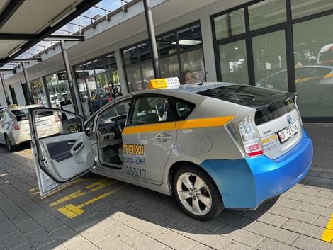 Ein weiß-blaues Auto steht auf einem Parkplatz.