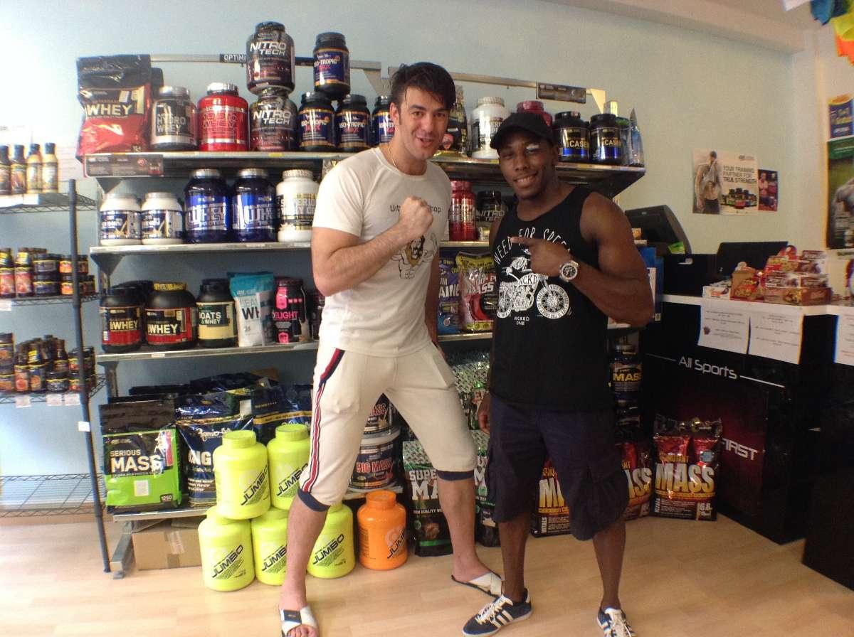 Urban-Nutri-Shop avec son Taylor Lapilus athlète de l'UFC pour dédicac