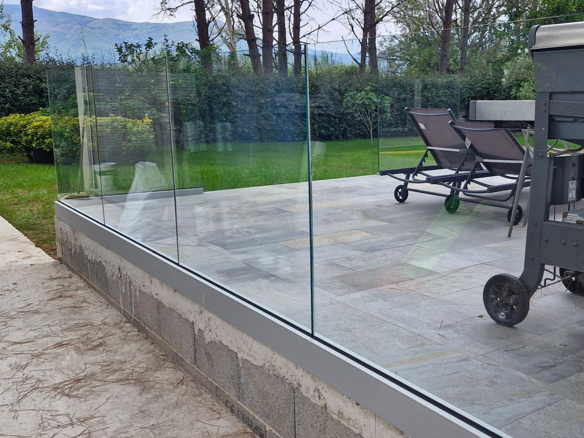 Garde-corps tout en verre sur une terrasse