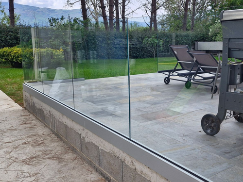 Garde-corps tout en verre sur une terrasse