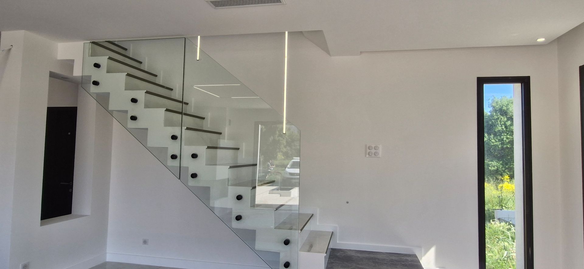 Escalier blanc moderne avec rampe en verre
