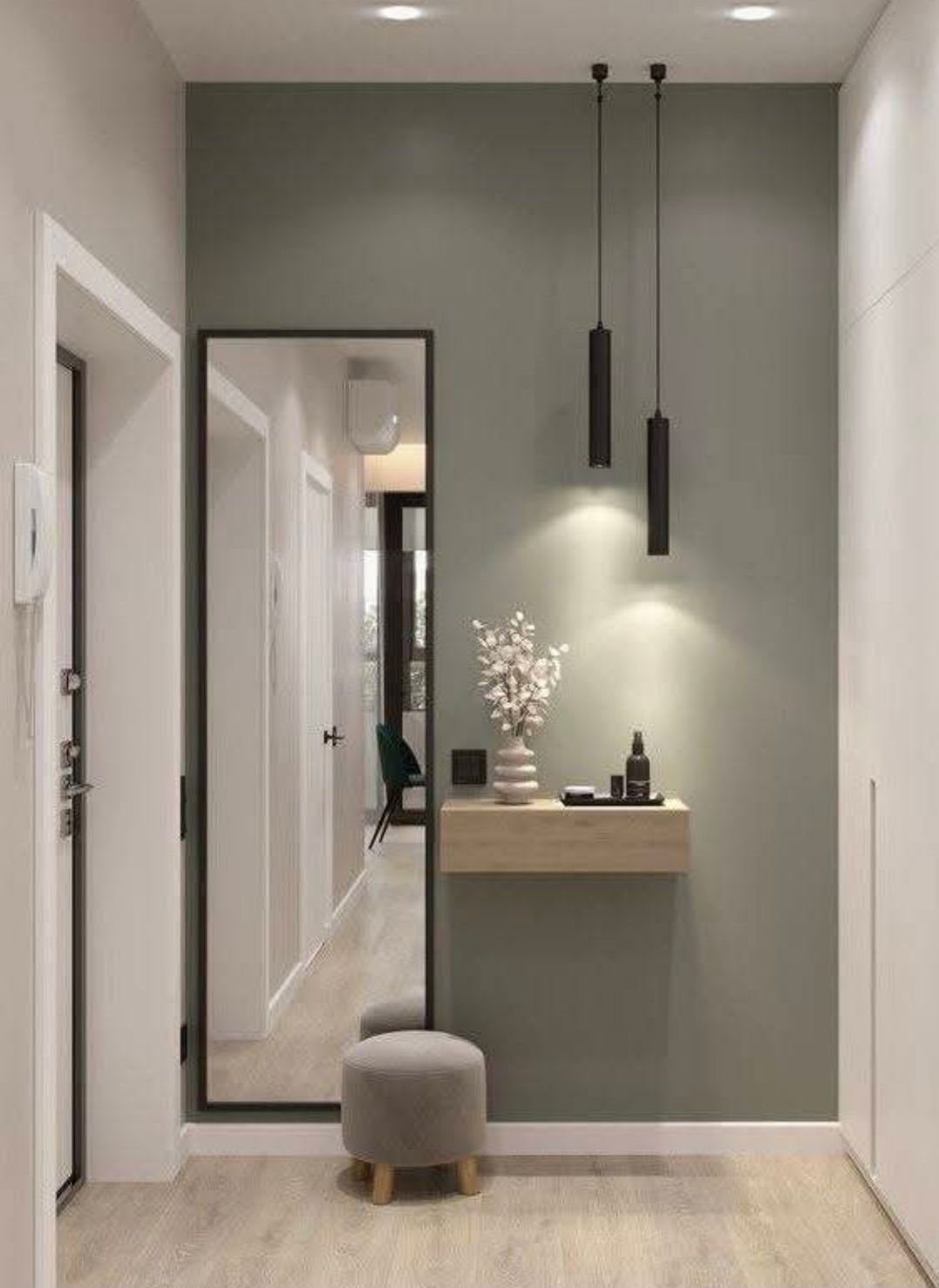 Couloir étroit avec un miroir en pied, une étagère suspendue et un tabouret