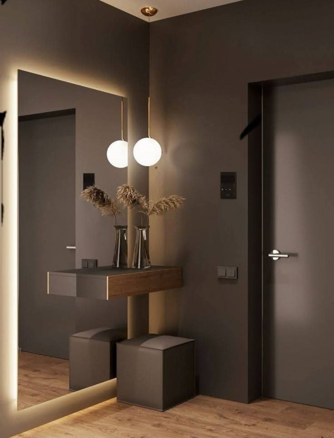 Entrée avec un grand miroir, une console, des luminaires suspendus et des murs gris foncé