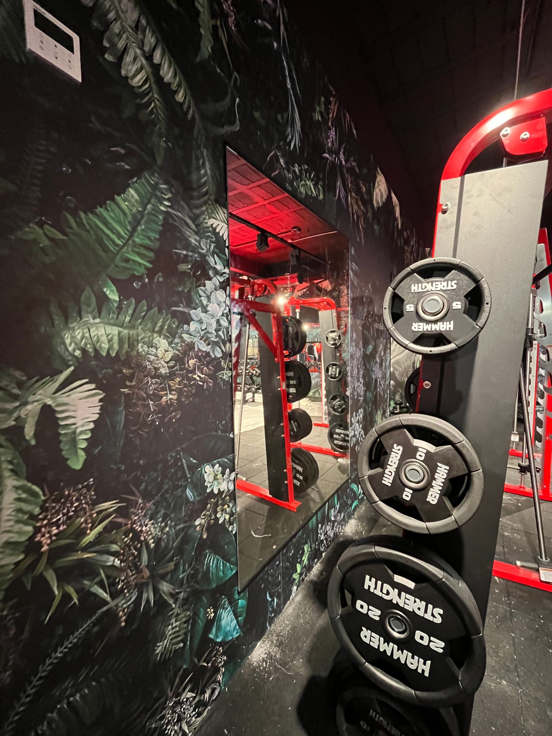 Miroir sur le mur d'une salle de sport devant un appareil