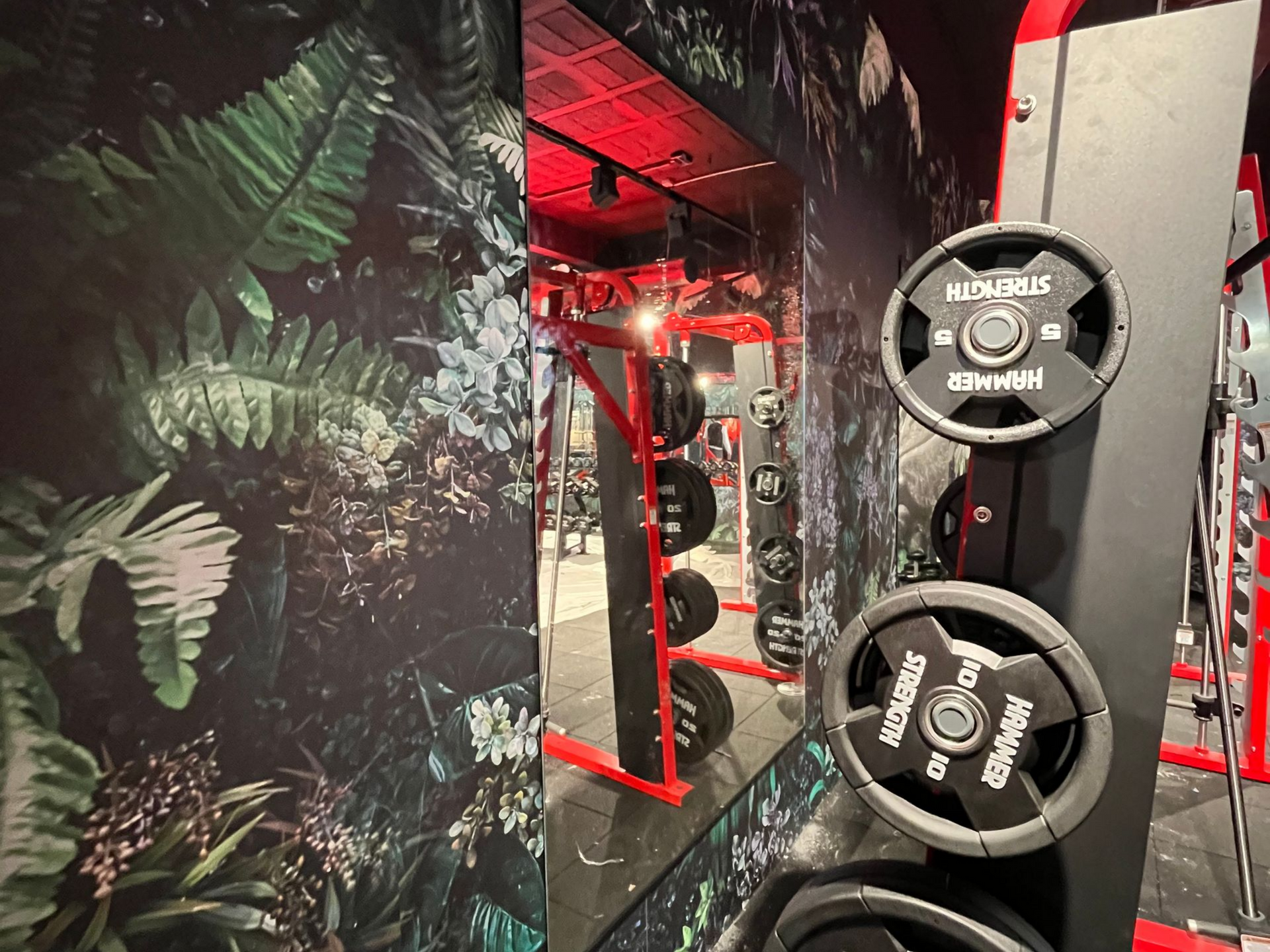 Miroir au mur d'une salle de sport