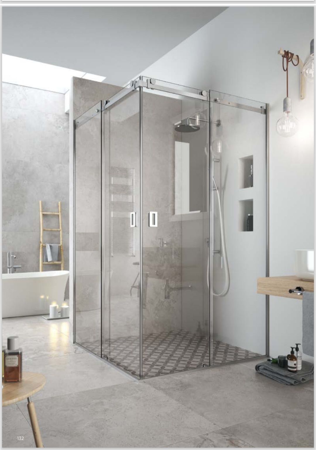 Cabine de douche moderne en verre dans une salle de bains