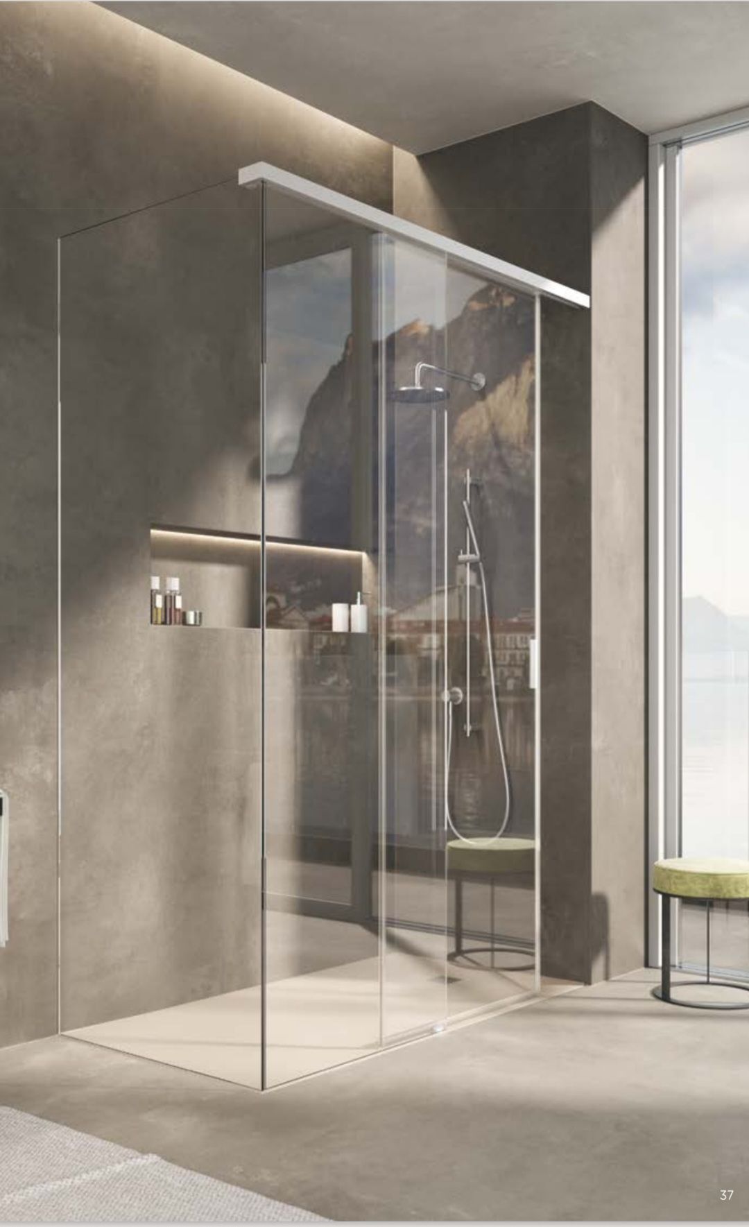 Cabine de douche en verre dans une salle de bains minimaliste