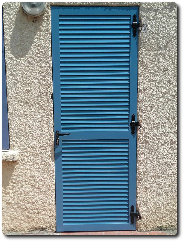 Porte extérieure en persienne
