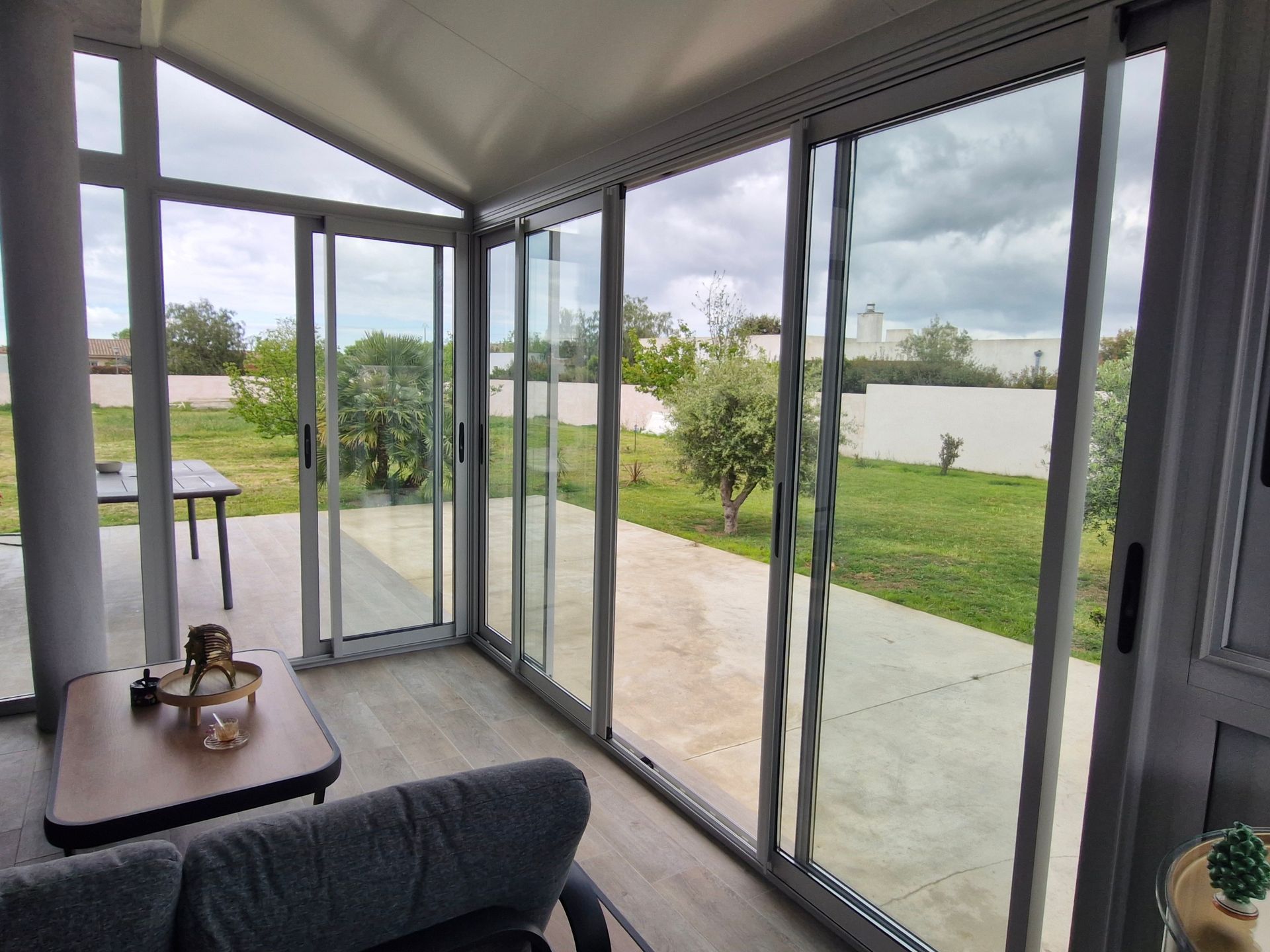 Fenêtre blanche coulissante en pose tunnel