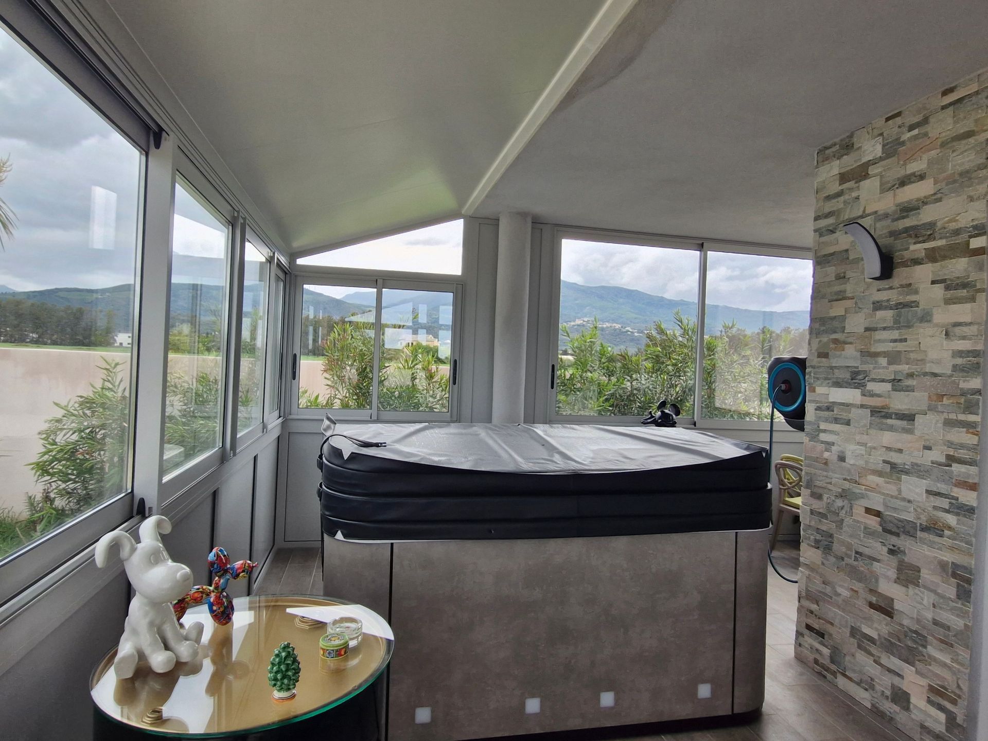 Spa intérieur avec vue sur un paysage verdoyant
