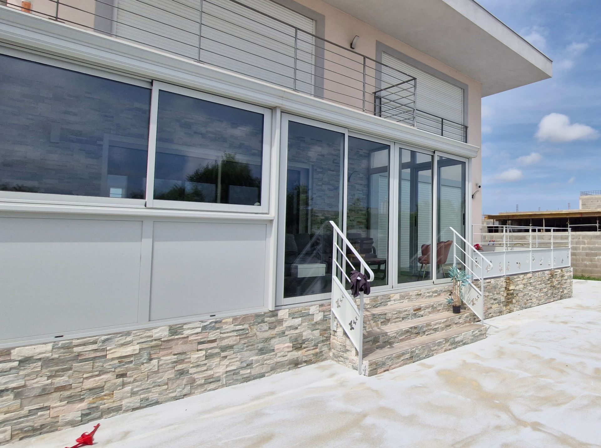 Bâtiment moderne avec véranda et un balcon avec garde-corps