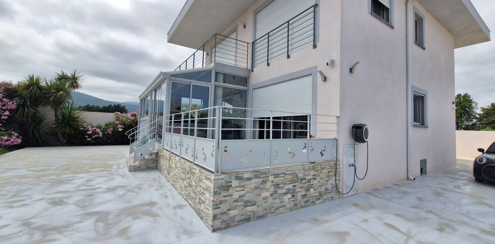 Maison moderne avec véranda et façade en pierre