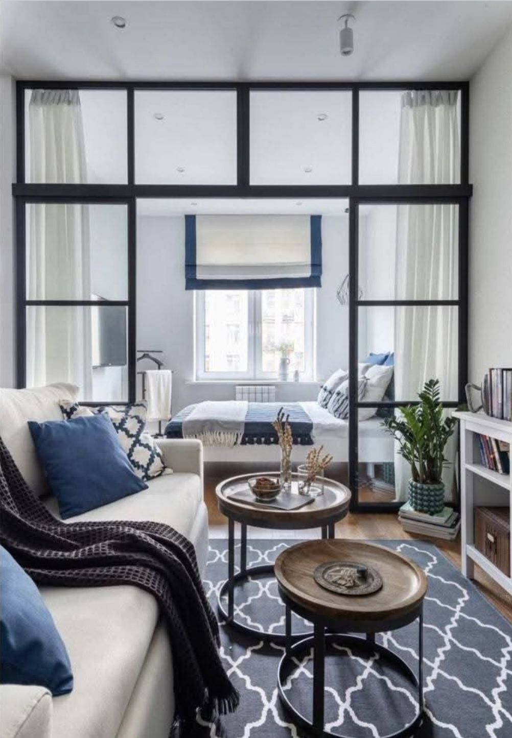 Salon avec chambre aux cloison en verrière atelier