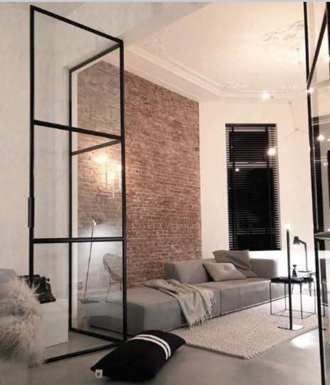 Salon moderne avec cloisons en verre et métal noir