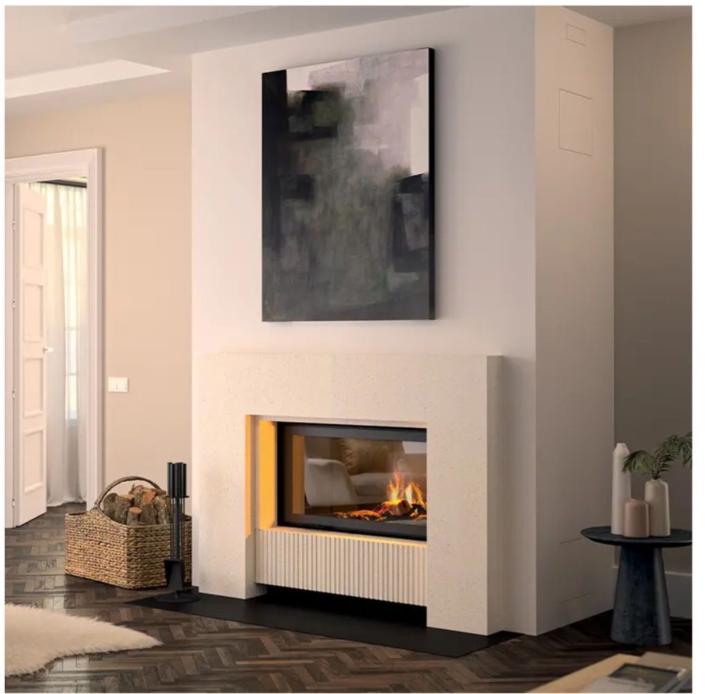 Cheminée ornée d'œuvres d'art et table d'appoint dans une pièce aux murs clairs et au sol foncé