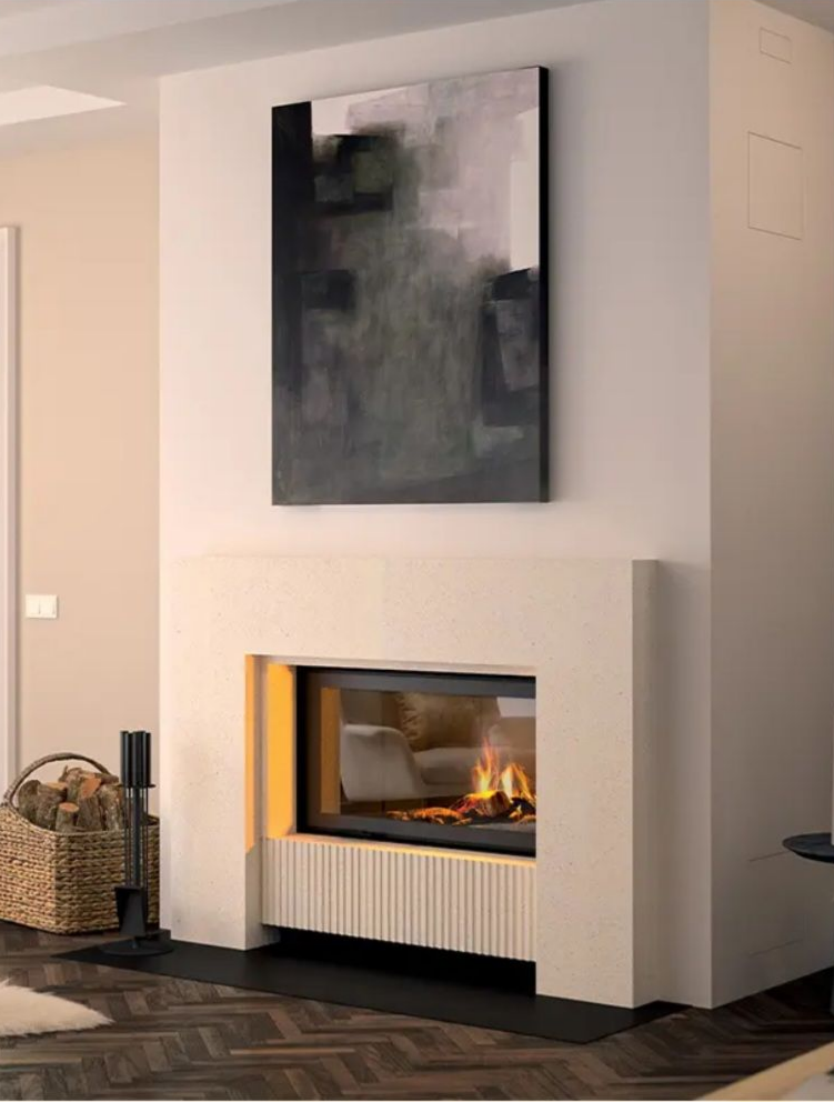 Ouverture vitrée rectangulaire intégrée dans un mur clair, avec un cadre sombre et une flamme visible à l’intérieur.