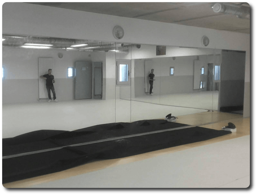 Pose de miroiterie dans une salle de sport