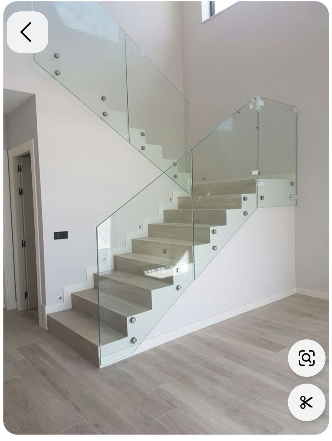 Escalier moderne avec rampe en verre