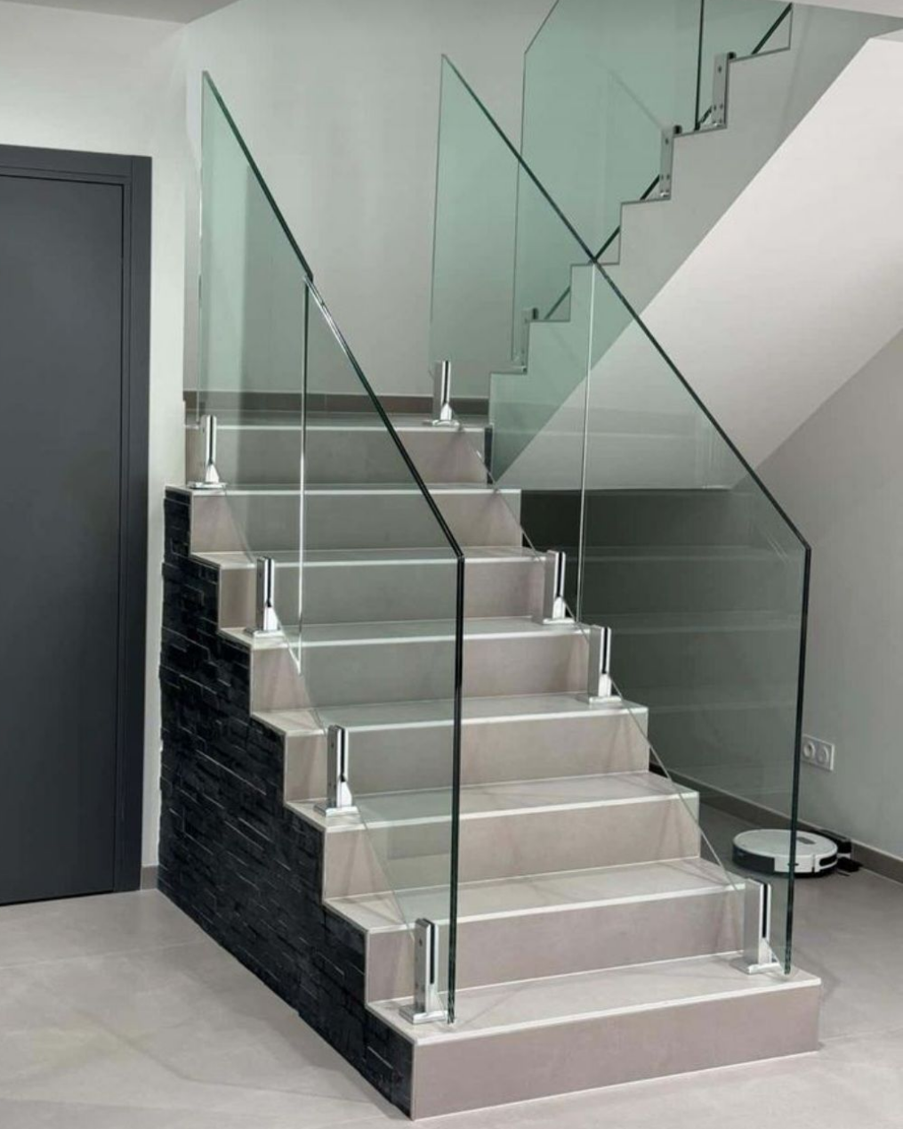 Escalier avec rampe en verre et marches grises