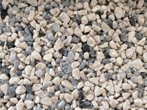 Gros plan de petits graviers de couleurs mélangées, notamment blancs, gris et noirs.