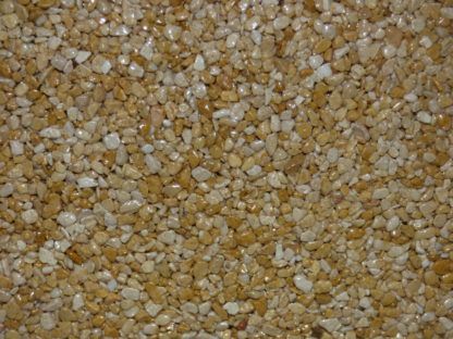 Gros plan de la surface des agrégats de galets jaunes et blancs.