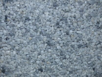 Gravier bleu et blanc, densément tassé, recouvrant une surface.