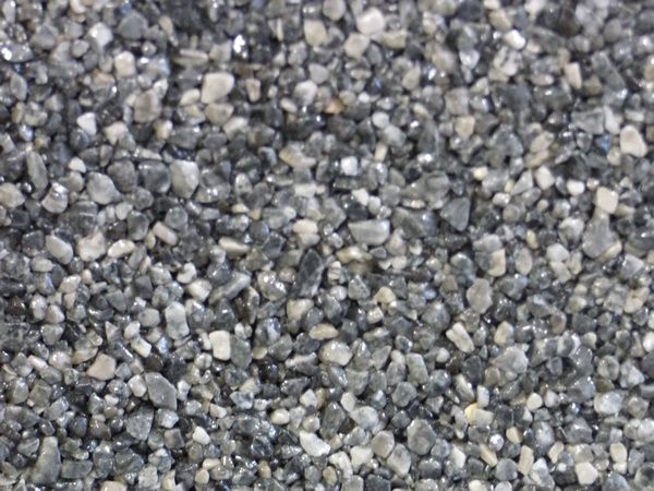 Vue rapprochée de petits graviers gris foncé et gris clair.