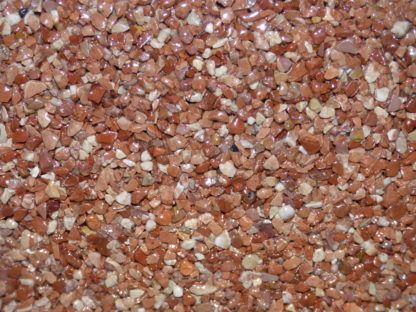 Gravier rouge et blanc, compacté.