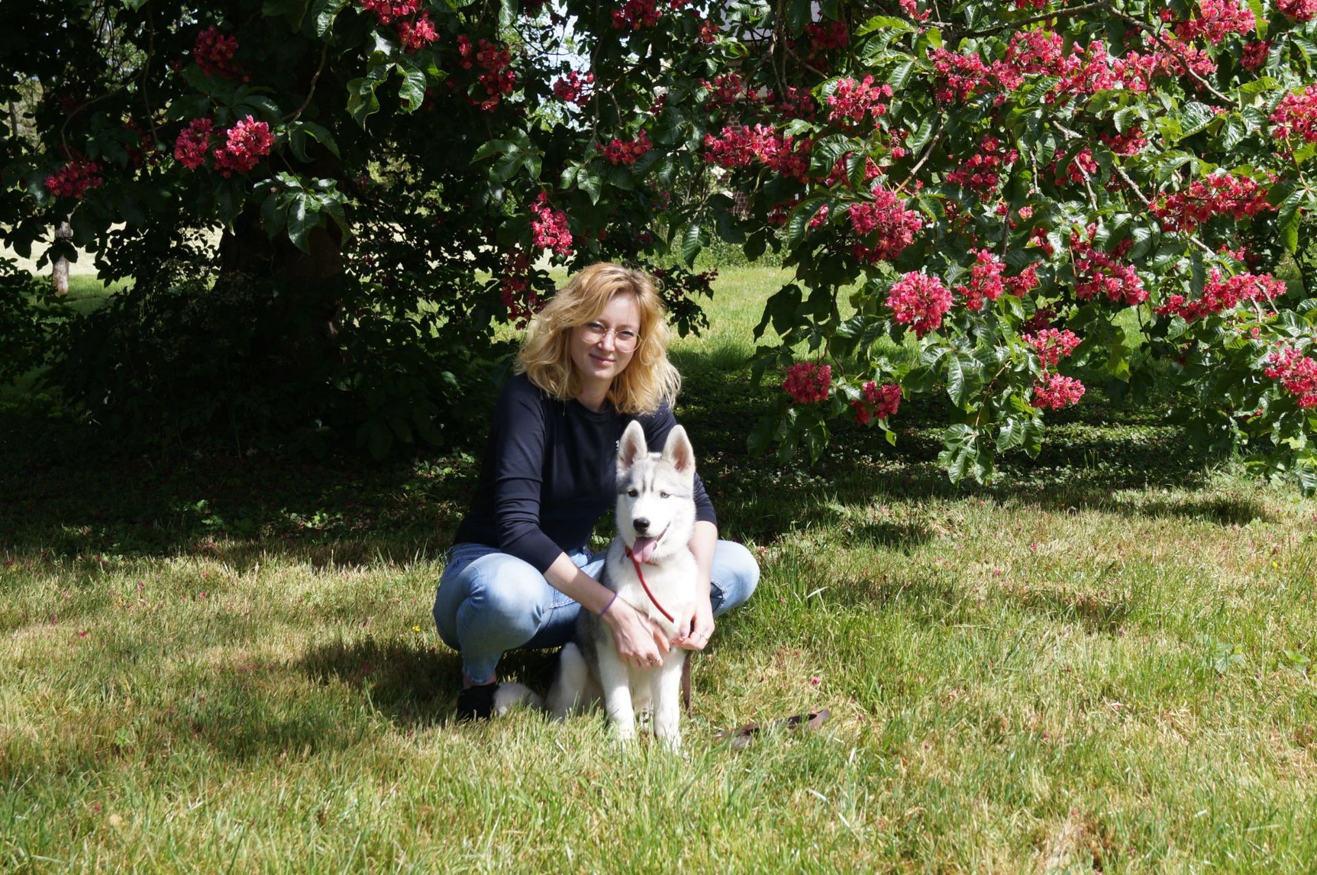 Propriétaire avec son chien blanc