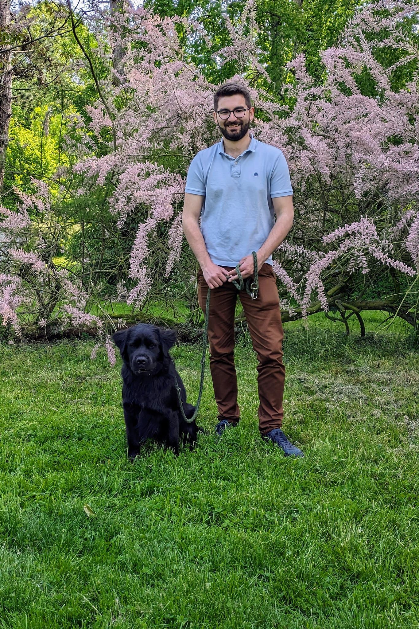 Homme qui tient son chien en laisse