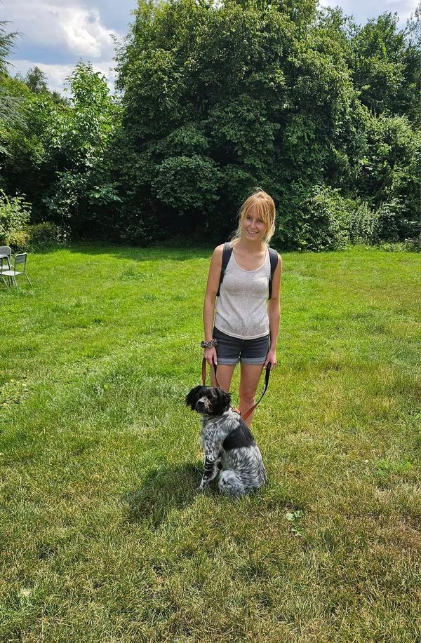 Femme souriante avec son chien