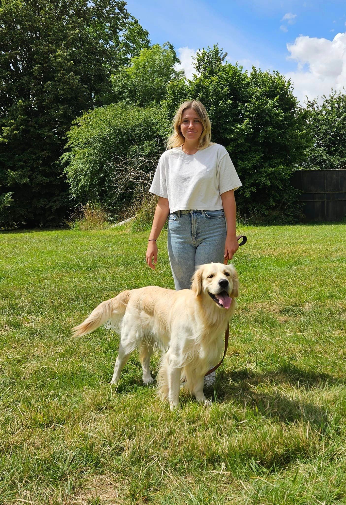 Jeune femme avec son chien