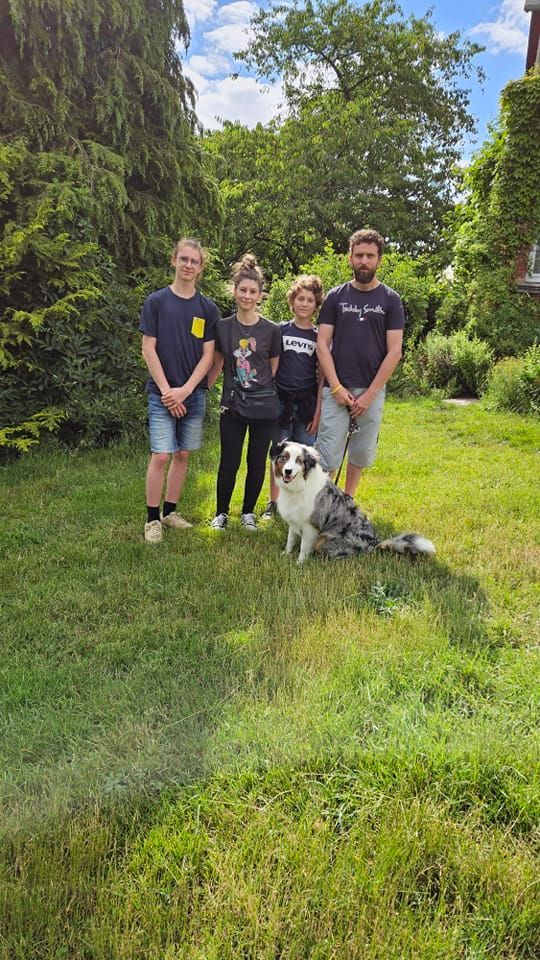 Une famille avec son chien berger australien
