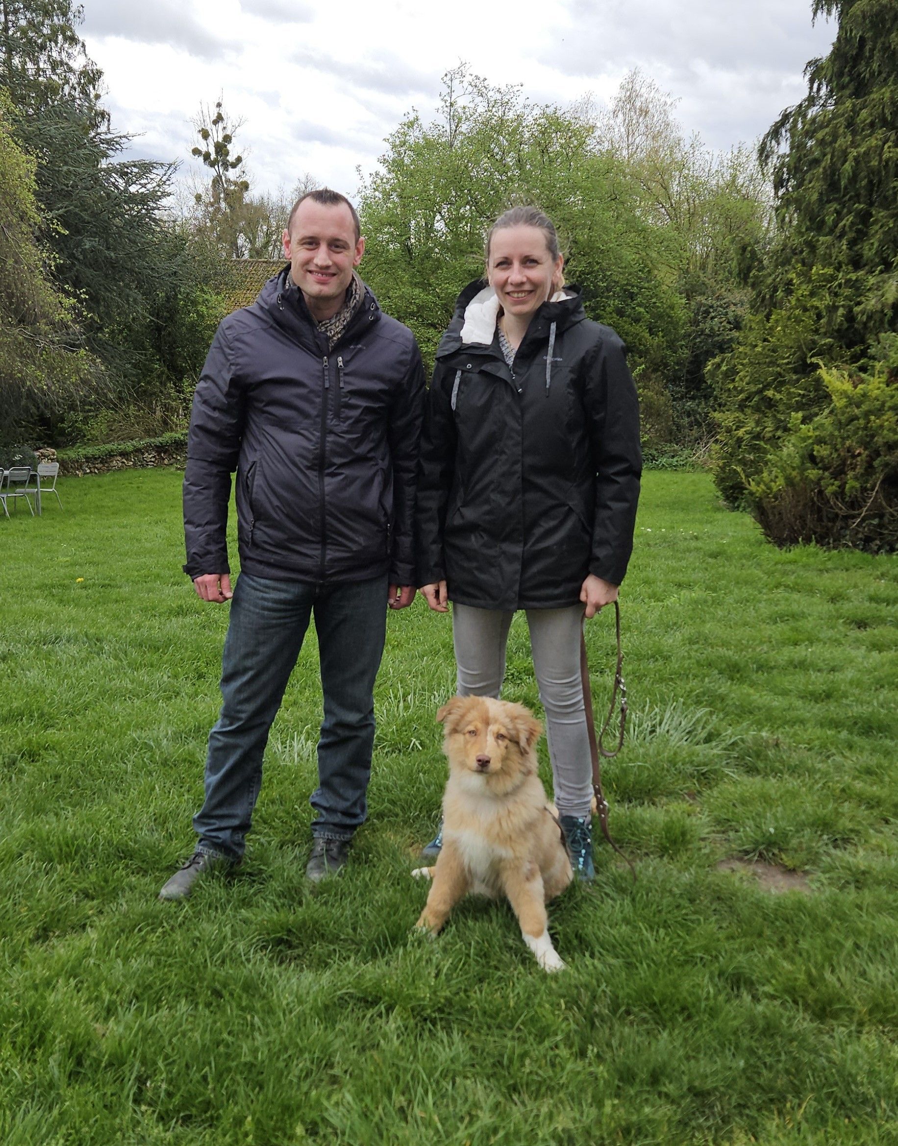 Couple avec leur chiot pour une séance d'éducation canine