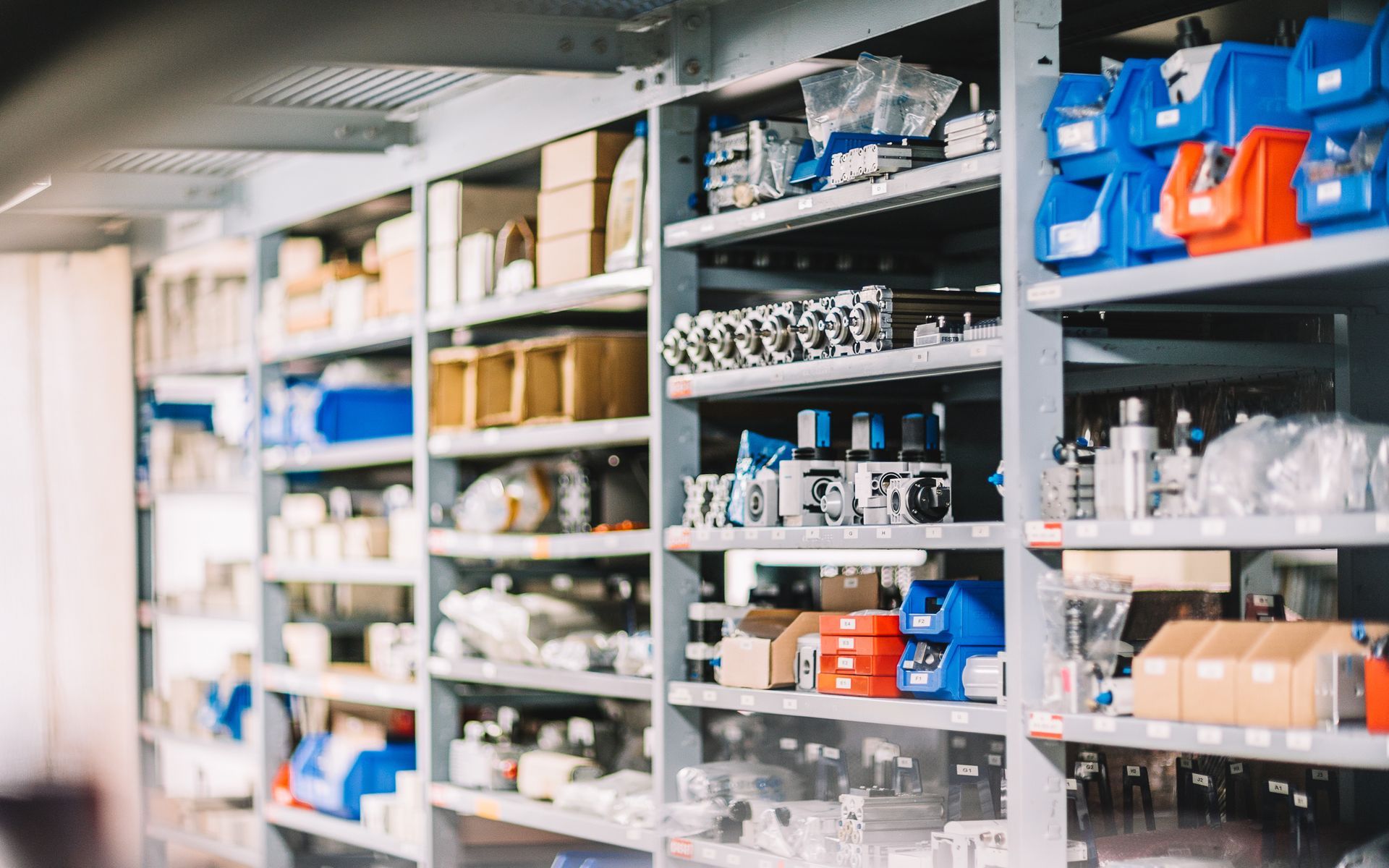 Nombreuses pièces détachées.